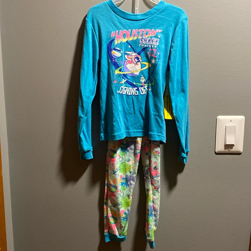 BRAND NEW GIRLS PAJAMA SET SIZE 6X! NWT. SMOKE FREE HOME!